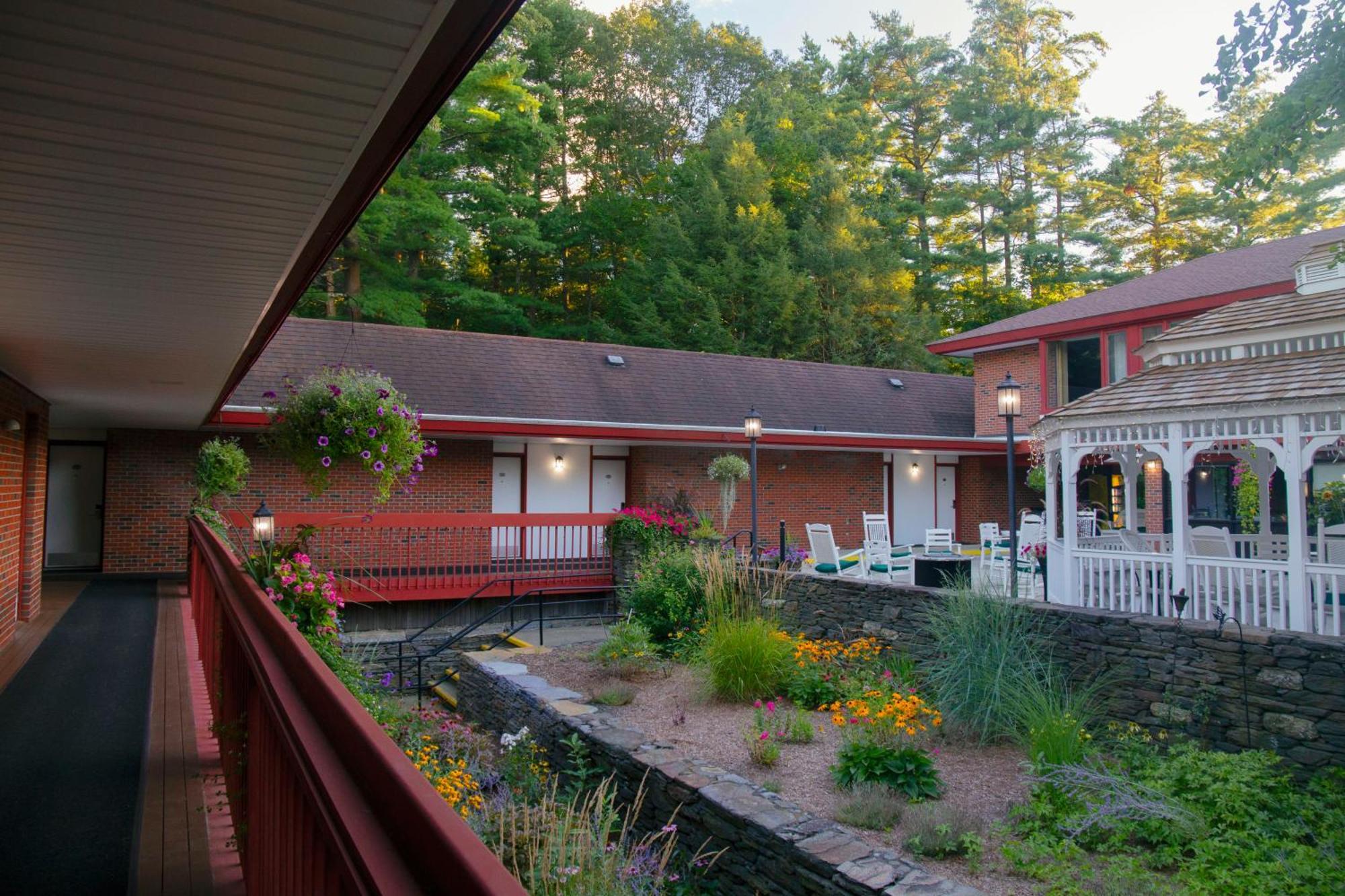 The Inn At Crumpin-Fox Bernardston Exterior foto